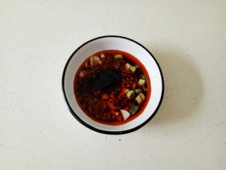 8、凉拌腐竹黄瓜,加入生抽，老抽，蚝油