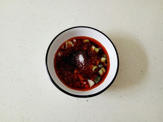 9、凉拌腐竹黄瓜,加入一勺白砂糖，香油搅拌均匀备用