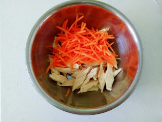 11、凉拌腐竹黄瓜,加入胡萝卜丝