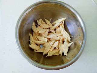 10、凉拌腐竹黄瓜,腐竹放入大一点的容器中