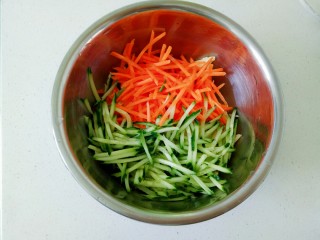 12、凉拌腐竹黄瓜,加入黄瓜丝