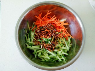 13、凉拌腐竹黄瓜,将调好的料汁淋在上面