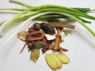 1、卤蹄髈,准备好辅料食材