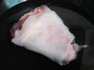 4、卤蹄髈,注入清水，蹄髈放入锅内，以淹没为准，置大火上烧沸，撇去浮沫。焯水后捞起，放清水中漂洗净。