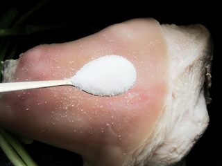 7、卤蹄髈,加入适量的盐