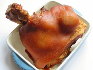 12、卤蹄髈,拣去姜片、葱段捞出，卤好的蹄髈在卤料汁里泡两小时，会上色更均匀好看，然后，天热的话可以裹上保鲜膜再放进冰箱保鲜层保鲜