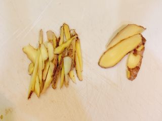 1、清蒸斑石鲷,姜片和姜丝分别切好