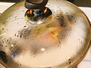 3、清蒸斑石鲷,盖上锅盖，水滚后放入鱼，蒸8分钟，焖3分钟