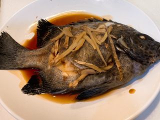 5、清蒸斑石鲷,淋上3勺生抽