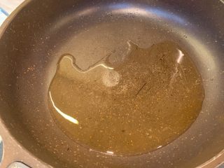 6、清蒸斑石鲷,锅里放入油，烧到最烫