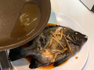 7、清蒸斑石鲷,把烧好的油淋到鱼身上，出锅