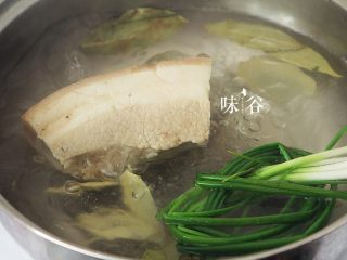 1、粉葛蒸扣肉,把五花肉和葱姜，香叶一起放入冷水中煮十分钟左右，用筷子戳进肉里，能轻松戳进就行了；