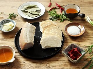 2、粉葛蒸扣肉,准备好调料，粉葛去皮后切成一厘米的片；