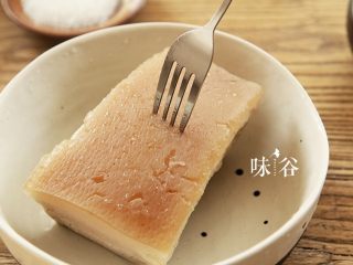 3、粉葛蒸扣肉,把肉晾凉后，用厨房纸吸干表面的水，用叉子在肉皮表面戳些小洞；