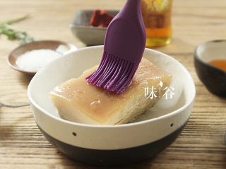 4、粉葛蒸扣肉,在肉皮表面刷上一层蜂蜜；