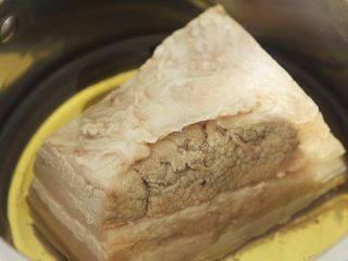 5、粉葛蒸扣肉,锅内放入适量油，把肉皮朝下，放进去炸至肉皮金黄；