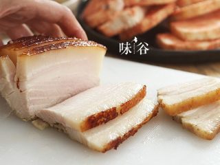 7、粉葛蒸扣肉,晾凉后切片，每块肉切成一厘米厚左右；