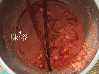 8、粉葛蒸扣肉,找一个盆，把南乳和料酒倒下，倒入白糖，酱油，搅碎南乳，搅拌均匀；