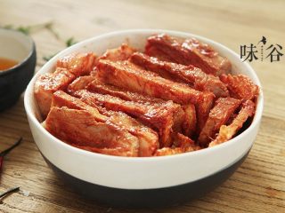 11、粉葛蒸扣肉,排好后把刚才的南乳汁倒在面上；