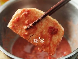 9、粉葛蒸扣肉,粉葛去皮后切成一厘米的片，把切好片的粉葛每一片都均匀的沾上南乳汁；