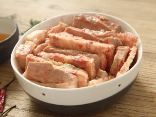 10、粉葛蒸扣肉,找一个深点的大碗，一片粉葛一片五花肉排好，肉皮朝下；