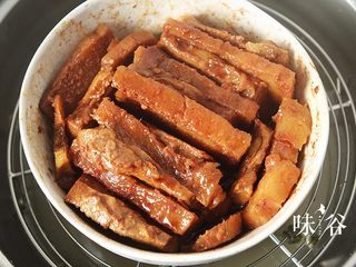 12、粉葛蒸扣肉,放入锅中大火蒸一个小时左右即可；