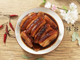 13、粉葛蒸扣肉,蒸好后找个碟把肉反扣斤碟里即可。