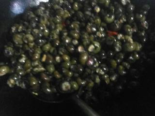 3、香辣螺狮,放入螺狮翻炒片刻，倒适量料酒