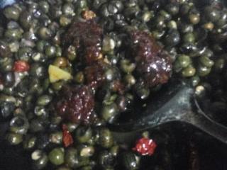 4、香辣螺狮,放入火锅料，翻炒均匀