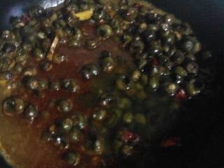 5、香辣螺狮,加适量水，盐，醋和生抽，炖煮片刻入味