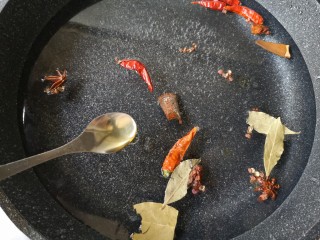 4、香辣毛豆,锅中加入适量的清水,放入八角,花椒,桂皮,干辣椒,香叶和一小勺食用油。