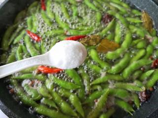 9、香辣毛豆,然后放盐,盐的量一定要多一点,不然入不了味。我一般是放盐后尝一点汤,偏咸一点就可以了。喜欢吃脆口一点的.煮10分钟断生就可以了,爱吃软烂的煮15分钟。