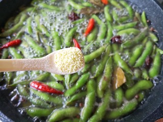 10、香辣毛豆,关火前加一点鸡精搅匀。