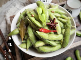 13、香辣毛豆,毛豆的清香加辣椒的味道,火辣辣的口感,营养美味,简单易做。