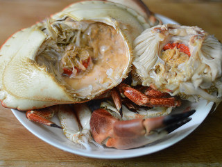 2、蟹肉炒芦笋,拆开蟹盖