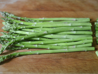 4、蟹肉炒芦笋,芦笋洗净,切掉老根