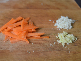 6、蟹肉炒芦笋,胡萝卜切小条,姜蒜切碎沫