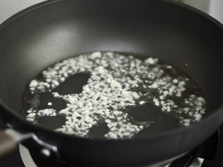 7、蟹肉炒芦笋,锅里倒入少许油,爆香蒜蓉