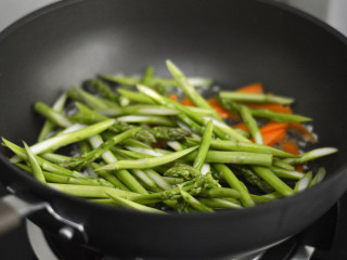 8、蟹肉炒芦笋,放入胡萝卜和芦笋
