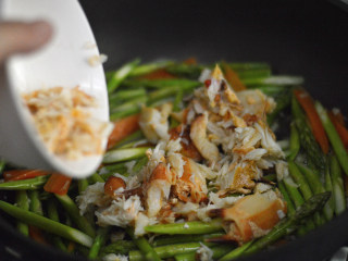 10、蟹肉炒芦笋,接着加入蟹肉,翻炒一下