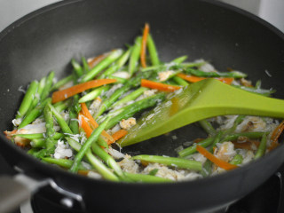 12、蟹肉炒芦笋,最后调入少许盐,翻炒均匀即可