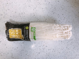 3、金针菇炒蛋,准备好一包金针菇。