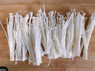 5、金针菇炒蛋,把金针菇掰成一小撮。