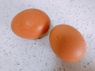 7、金针菇炒蛋,准备好两个鸡蛋。