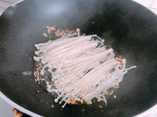 12、金针菇炒蛋,锅内热油放入蒜末爆香，加入金针菇。