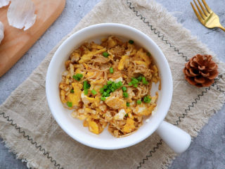 16、金针菇炒蛋,最后撒上葱花就可以起锅了。