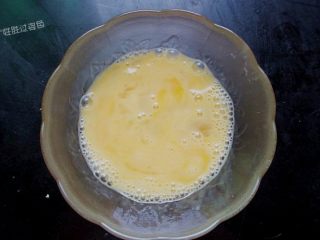 6、鸡刨豆腐,两个鸡蛋打入碗中，加入一勺料酒搅打均匀