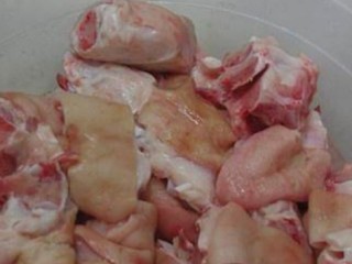 1、一只有故事的猪手【白云猪手】,猪手买时处理干净细毛，斩块。回家用大盆清水泡30分钟，漂去血水，等猪手去腥味。