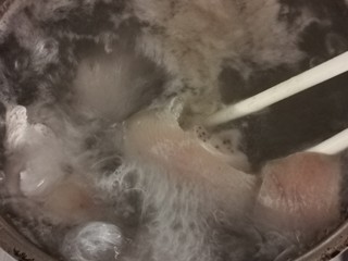 3、一只有故事的猪手【白云猪手】,锅内放适量水，烧开，放料酒，放入猪手，大火煮滚，转中火煮30分钟。