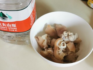 4、一只有故事的猪手【白云猪手】,30分钟后捞起猪手，用大点的碗加常温山泉水泡三次（不建议用冰水，因为会让猪手的皮迅速收紧，不利于排出油脂）。第一次泡15分钟，倒出的水有血沫和一层油；换新的泉水，第二次泡20分钟左右，等到猪手降温变凉；换新的泉水，第三次泡30分钟左右，此时的猪手已经非常清爽了。